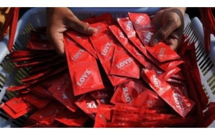 Nyagatare: Bamwe mu rubyiruko barinubira abacuruzi bitwikira ijoro bagahenda udukingirizo