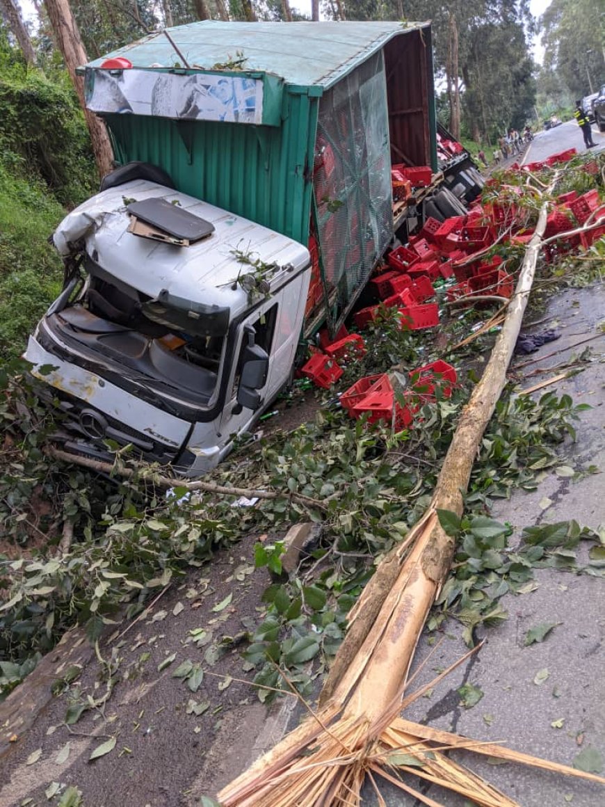Musanze: Habereye impanuka y'Ikamyo yari yikoreye inzoga(Byeri)  Shoferi na Tandiboyi barakomereka