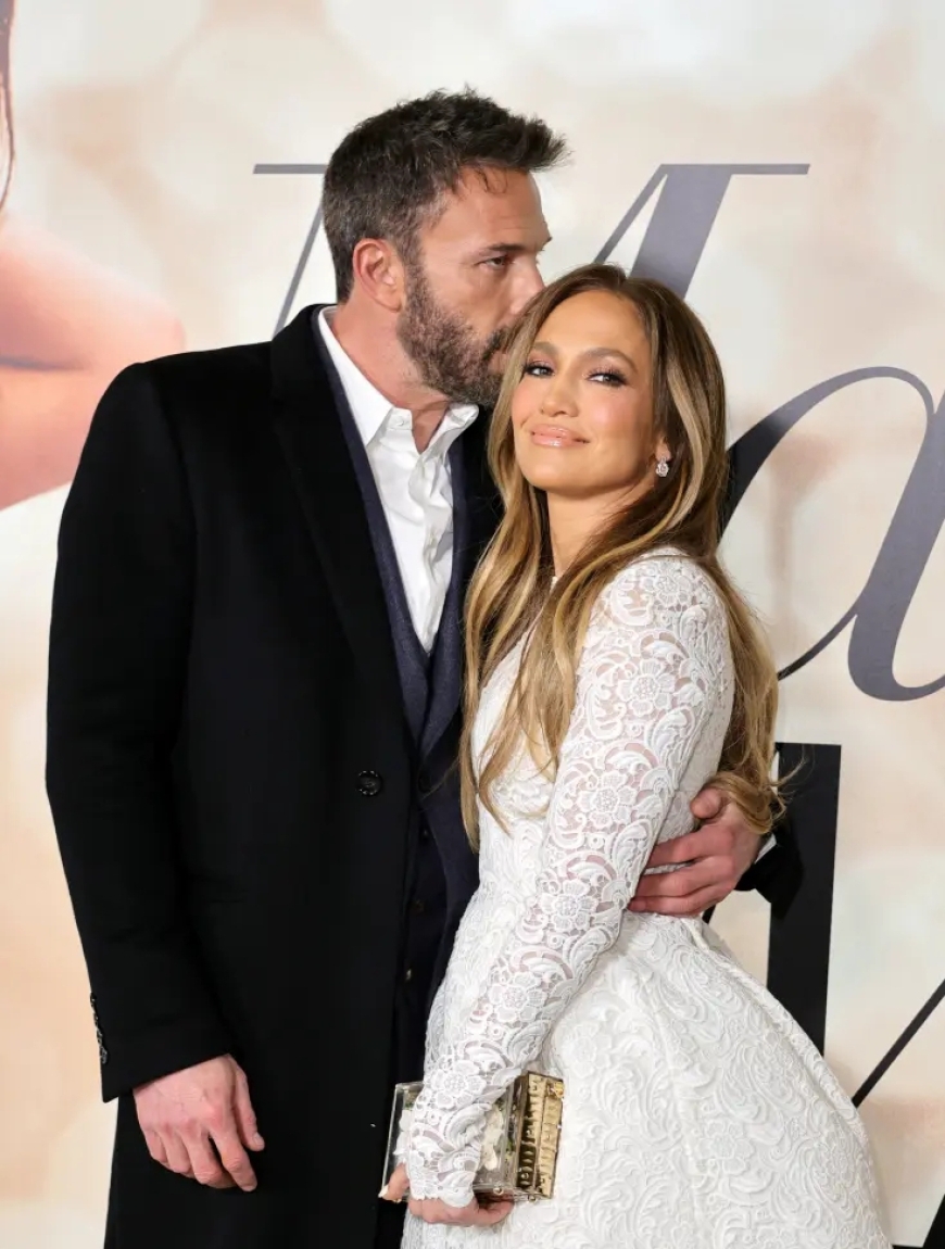 Umunyamakuru bari bamukuyemo iyo kotsa nyuma yo kubaza icyamamare kigezweho mu muziki Jennifer Lopez ibye na Ben Affleck