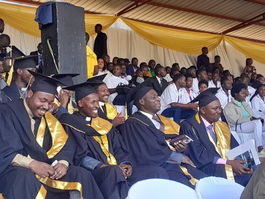 Umunyamakuru Barore Cléophas yahawe impamyabushobozi ari uwa mbere muri Théologie