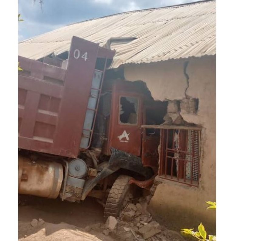 Nyanza: Impanuka ikomeye cyane  ya HOWO yivanye aho yari iparitse igasenya inzu y’umuturage