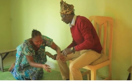 Rusizi: Umugore wazengereje abaturage abaroga yatererejwe umuganga gakondo birangira yizanye ndetse azanye n’ibirozi akoresha