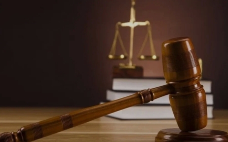 Umugabo Yakatiwe gufungwa amezi abiri no gutanga Amadolari 37,000 azira guhobera abantu bose ahuye nabo