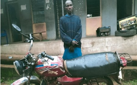 Umubazi ari mu mazi abira nyuma yo gutera icyuma umumotari amuziza gukunda umugore we!