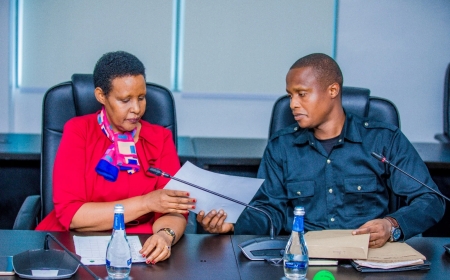 Umuhanzi akaba n'umwarimu watanze kandidatire ye ku mwanya wa Perezida wa Repubulika, yatanze itangazo yageneye abanyamakuru