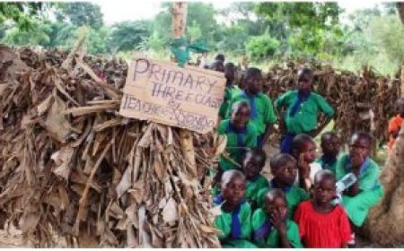 Umuyobozi w’akarere yatunguwe n’abanyeshuri bigira mu ishuri ryubakishije amashara y’insina