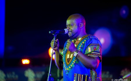 Imyidagaduro: Umuhanzi Kidum akeka ko hari igihugu gikomeye kiri gukomanyiriza u Burundi