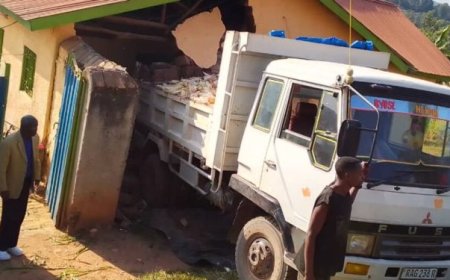 Nyanza/Busasamana: Ikamyo yakoze impanuka yinjira mu nzu ya Pasitori Muberandinda Aminadab uri mu kiruhuko cy’izabukuru[Amafoto]