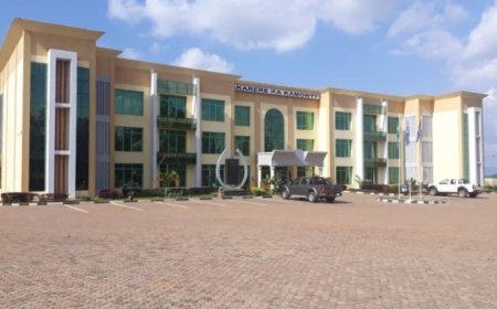 Kamonyi: Imbere y’Ibiro by’Akarere hari  ikamyo ihamaze imyaka irenga itatu ihaparitse yaramezeho ibyatsi kubera gutinya uburozi byanze kuyikuraho