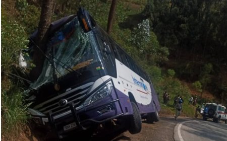 Gakenke: Mu muhanda Musanze - Kigali, imodoka itwara abagenzi ya BUS YUTONG yakoze impanuka   batatu barakomereka