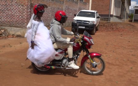 AMAFOTO: Nyamasheke umugeni wakoze ubukwe yagiye kuri moto bivugisha benshi kumbuga nkoranyambaga