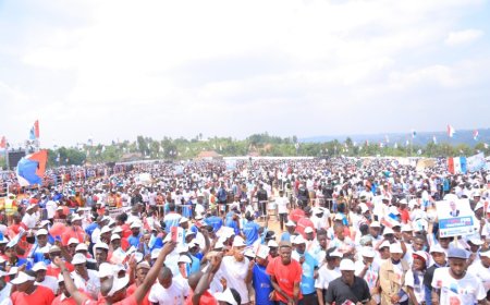 Dore uko i Muhanga bakiranye urugwiro Perezida Paul Kagame