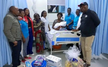 Abanyamuryango ba FPR Inkotanyi basuye umubyeyi wafashwe n'ibise yagiye kwamamaza Perezida Kagame, umwana wavutse bamwita izina ry'umuhungu wa Perezida (AMAFOTO)