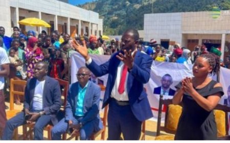 Umwe mu bakandida ku mwanya wa Perezida wa Repubulika yasezeranyije abarangije amashuri yisumbuye gukora igisirikare amezi atandatu gusa