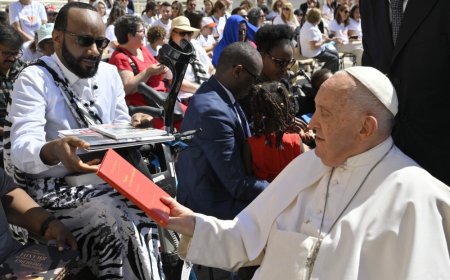 Umwanditsi w'ibitabo Dady de Maximo yahuye na Papa Francis (Amafoto)