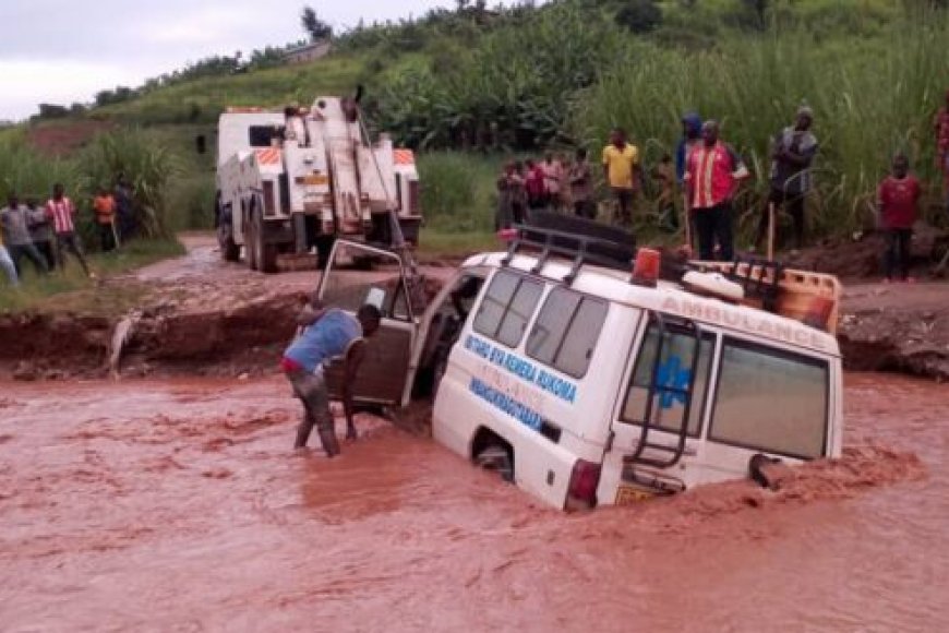 Kamonyi! Umuhanda uherutse kugwamo imodoka y’Ambulance yari irimo abarwayi 2, watekerejweho