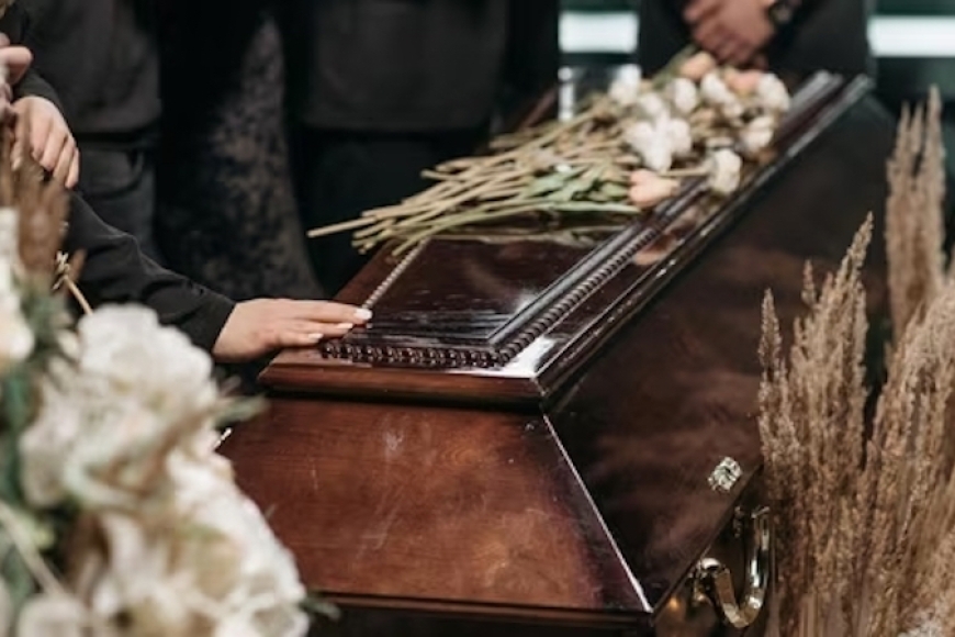 Umugore byatangajwe ko yapfuye bagasanga ari muzima ku kiriyo hatangajwe indi nkuru y’akababaro