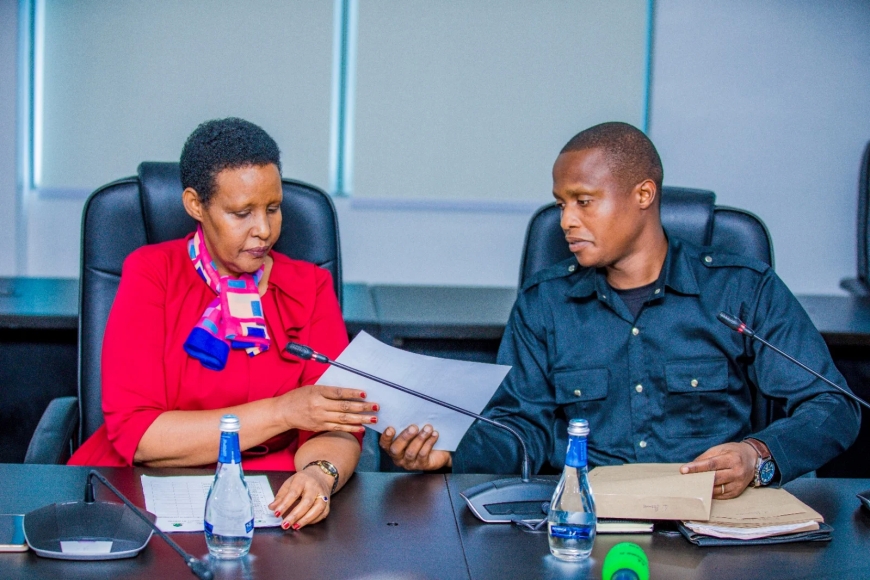 Umuhanzi akaba n'umwarimu watanze kandidatire ye ku mwanya wa Perezida wa Repubulika, yatanze itangazo yageneye abanyamakuru