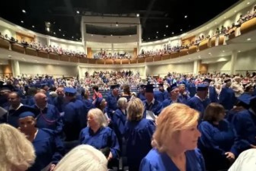 Abanyeshuri barenga 200 bakiriye impamyabumenyi zabo ku mugaragaro nyuma y’imyaka 50