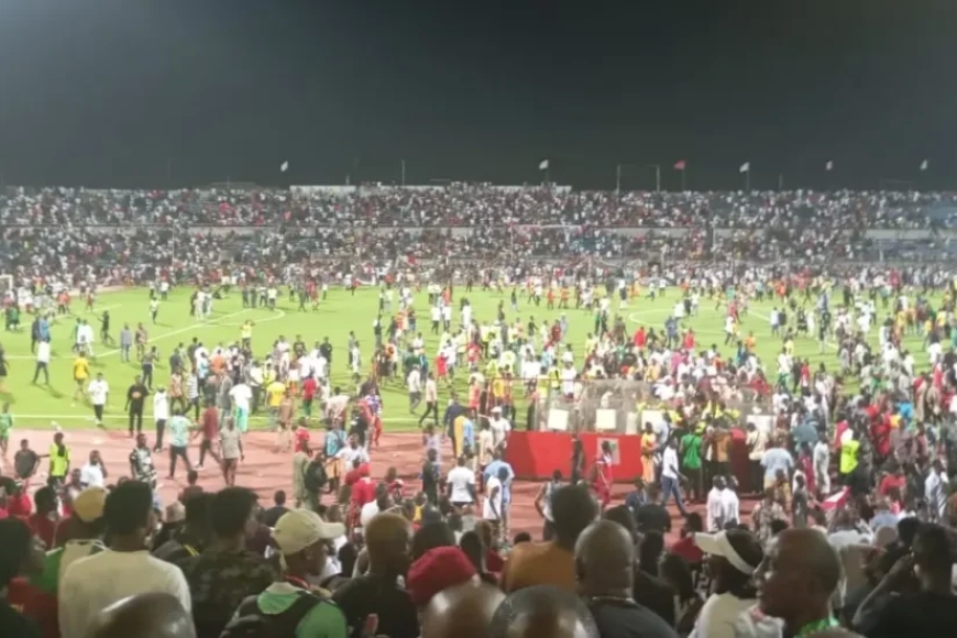 Abafana binjiye igitaraganya mu kibuga bajya gufasha abakinnyi gukubita abasifuzi babibye