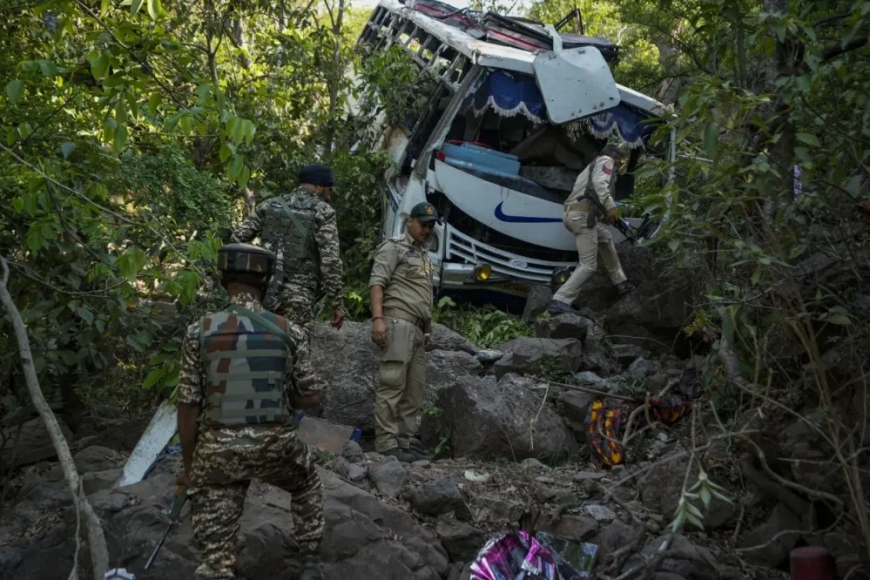 Ibyihebe biri guhigishwa uruhindu nyuma yo kugaba igitero kuri bus abantu 9 bagapfa