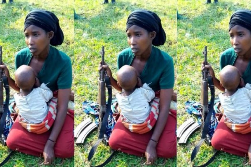 Umugore wo mu mutwe Twirwaneho yagaragaye ari konsa umwana afite n’imbunda mu ntoki [AMAFOTO]