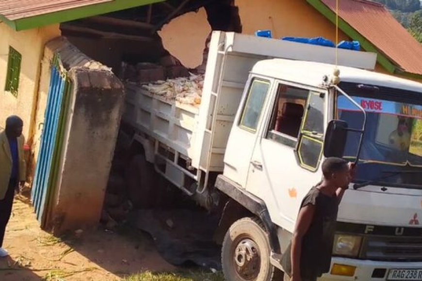 Nyanza/Busasamana: Ikamyo yakoze impanuka yinjira mu nzu ya Pasitori Muberandinda Aminadab uri mu kiruhuko cy’izabukuru[Amafoto]