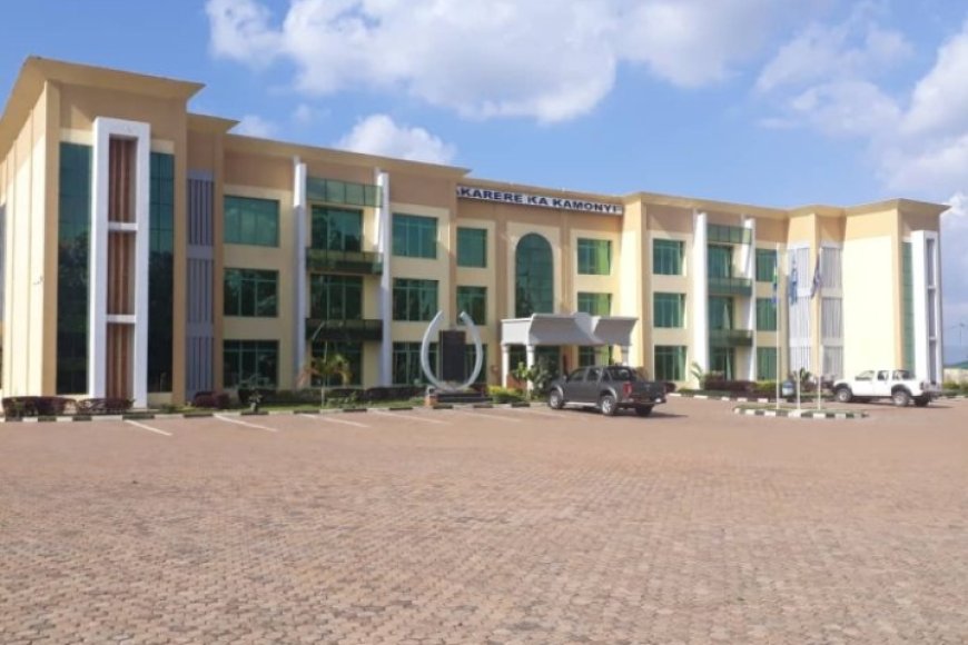 Kamonyi: Imbere y’Ibiro by’Akarere hari  ikamyo ihamaze imyaka irenga itatu ihaparitse yaramezeho ibyatsi kubera gutinya uburozi byanze kuyikuraho