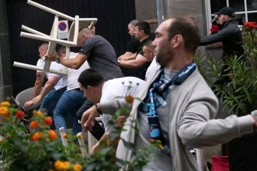 Abafana b’Ubwongereza na Seribiya bakoze intambara mu mihanda bamwe barakomereka bikabije abandi bagirwa indembe