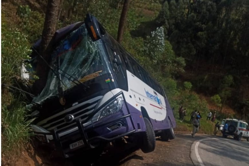 Gakenke: Mu muhanda Musanze - Kigali, imodoka itwara abagenzi ya BUS YUTONG yakoze impanuka   batatu barakomereka