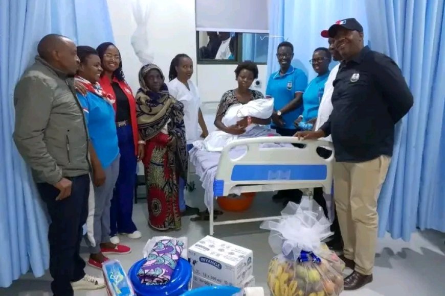 Abanyamuryango ba FPR Inkotanyi basuye umubyeyi wafashwe n'ibise yagiye kwamamaza Perezida Kagame, umwana wavutse bamwita izina ry'umuhungu wa Perezida (AMAFOTO)