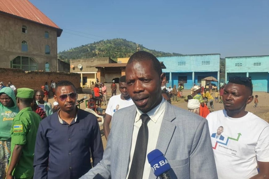 Umukandida Mpayimana Philippe yavuze ko Mu matora hashingiwe ku byagezweho, nawe yatora uwo mugabo mwavuze
