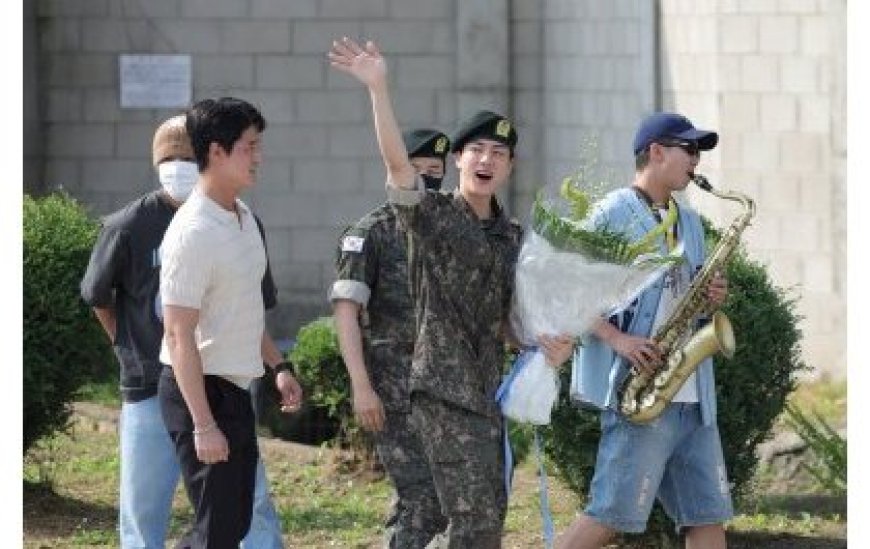 Jin wo muri BTS yavuye mu myitozo ya gisirikare, abafana igihumbi bemererwa kumuhobera