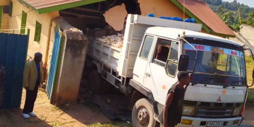 Nyanza/Busasamana: Ikamyo yakoze impanuka yinjira mu nzu ya Pasitori Muberandinda Aminadab uri mu kiruhuko cy’izabukuru[Amafoto]