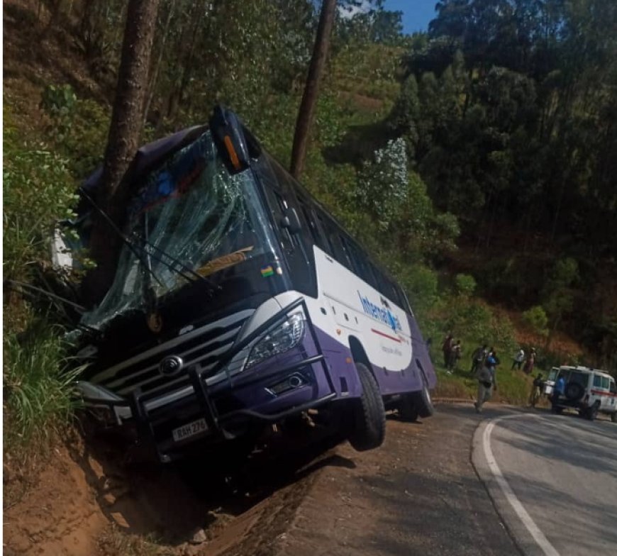 Gakenke: Mu muhanda Musanze - Kigali, imodoka itwara abagenzi ya BUS YUTONG yakoze impanuka   batatu barakomereka