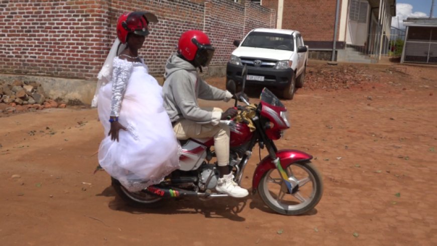 AMAFOTO: Nyamasheke umugeni wakoze ubukwe yagiye kuri moto bivugisha benshi kumbuga nkoranyambaga