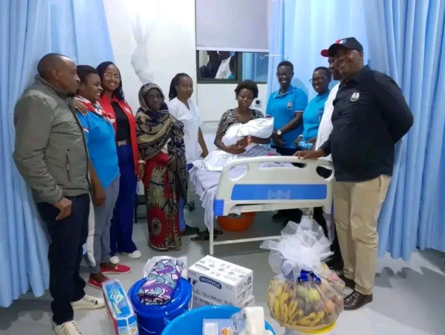 Abanyamuryango ba FPR Inkotanyi basuye umubyeyi wafashwe n'ibise yagiye kwamamaza Perezida Kagame, umwana wavutse bamwita izina ry'umuhungu wa Perezida (AMAFOTO)