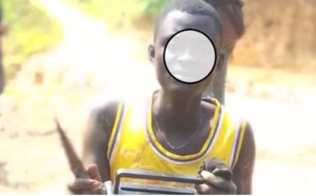 Abasore babiri baguwe gitumo bari kwiha utwabandi kumugaragaro izuba riva, umwe birangira bitamugendekeye neza