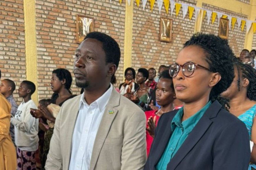 Kandida Perezida Hon Dr Frank Habineza mbere yuko atangira ibikorwa byo kwiyamamaza yitabiriye isengesho mu ingoro ya Bikiramariya i kibeho