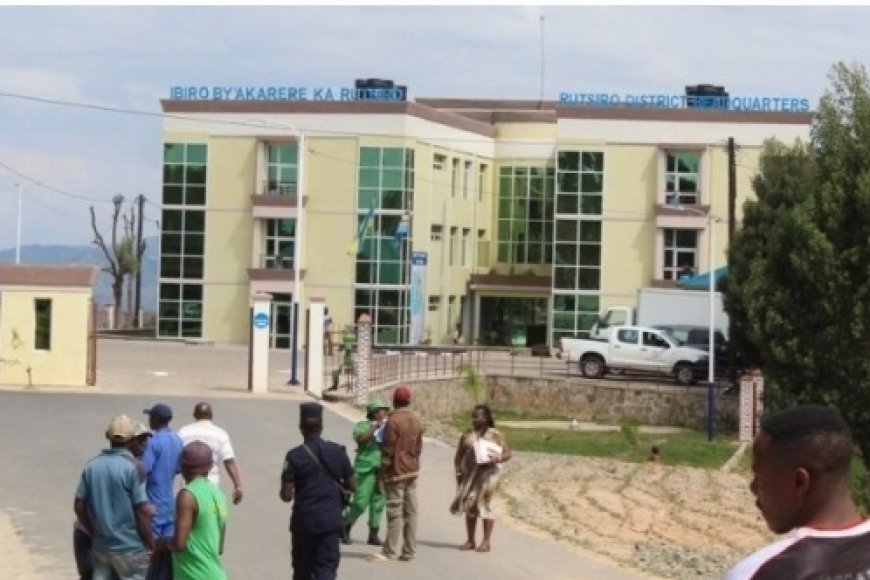 Rutsiro: Semasaka Desire yishe umugore we amukubise ifuni yihutira guhobera ibendera ry’Igihugu ku biro by’umurenge