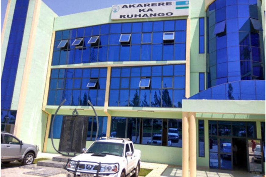 Ruhango: Abagabo babiri bavukana batawe muri yombi bazira gusiga amazirantoki ku rugo rw’umuyobozi!