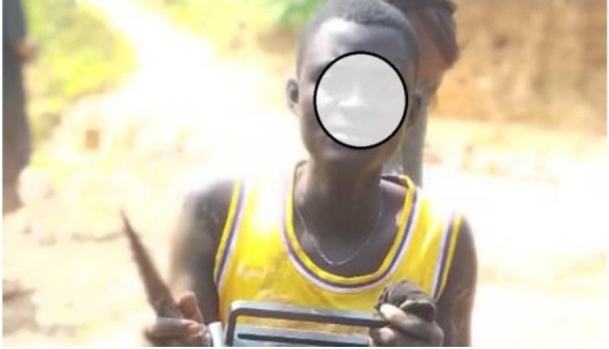 Abasore babiri baguwe gitumo bari kwiha utwabandi kumugaragaro izuba riva, umwe birangira bitamugendekeye neza