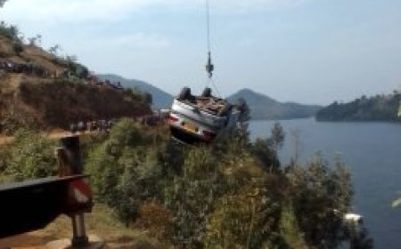 Burera: Polisi y’u Rwanda yarohoye imodoka iherutse kugonga igiti ita umuhanda igwa mu kiyaga