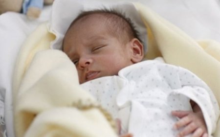 Umugore Ari mugahinda n'amarira menshi; arashinja abapolisi batatu kumwiba uruhinja