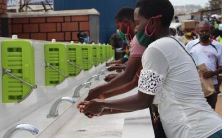 Umujyi wa Kigali wasubijeho gahunda yo gukaraba intoki ku nyubako n’ahandi hahurira abantu benshi