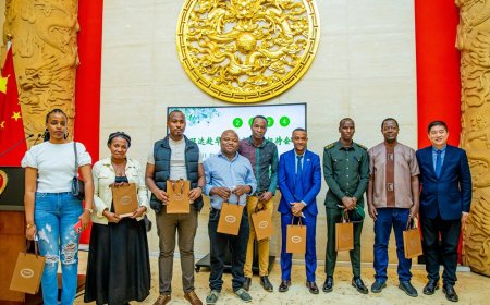 Abanyarwanda basaga 71 bahawe buruse zo kujya kwiga mu mahanga (Amafoto)