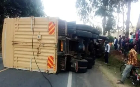 Musanze: Habaye impanuka y'ikamyo itwara imizigo yahirimye ituma umuhanda ufungwa