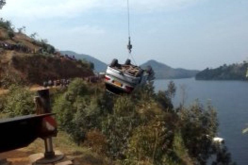 Burera: Polisi y’u Rwanda yarohoye imodoka iherutse kugonga igiti ita umuhanda igwa mu kiyaga