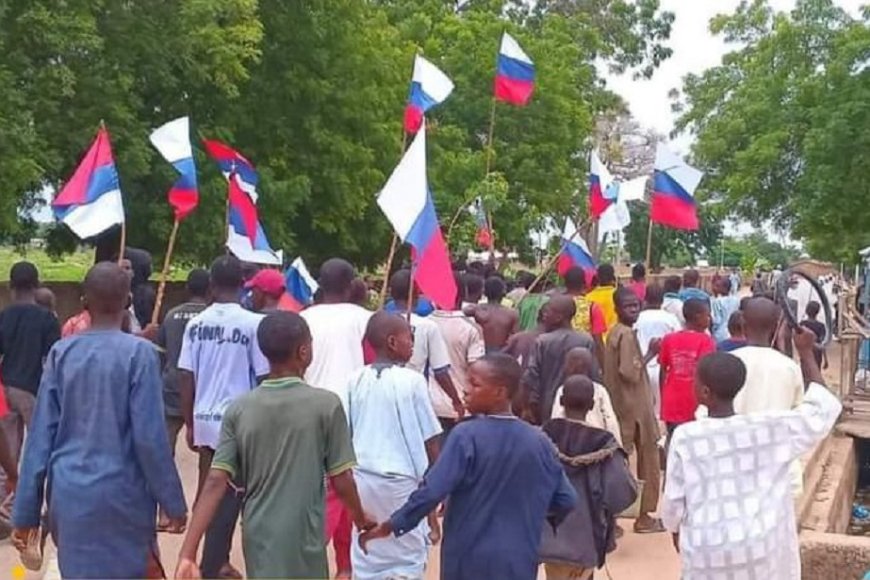 Polisi yataye muri yombi abantu icyenda bazira kwerekana amabendera y’Uburusiya mu myigaragambyo