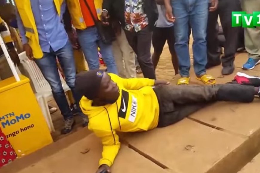 Rusizi: Uwamenyereye gutungwa nutwabandi yibye ikofi irimo amafaranga hiyambazwa umuvuzi gakondo  ayigarura yigaragura hasi